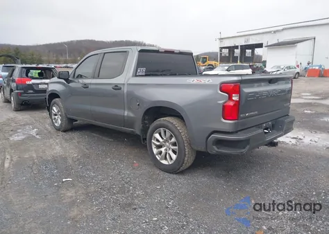 2021 Chevrolet Silverado 1500 4Wd Short Bed Custom z USA, uszkodzony, nr VIN 1GCPYBEK8MZ253551